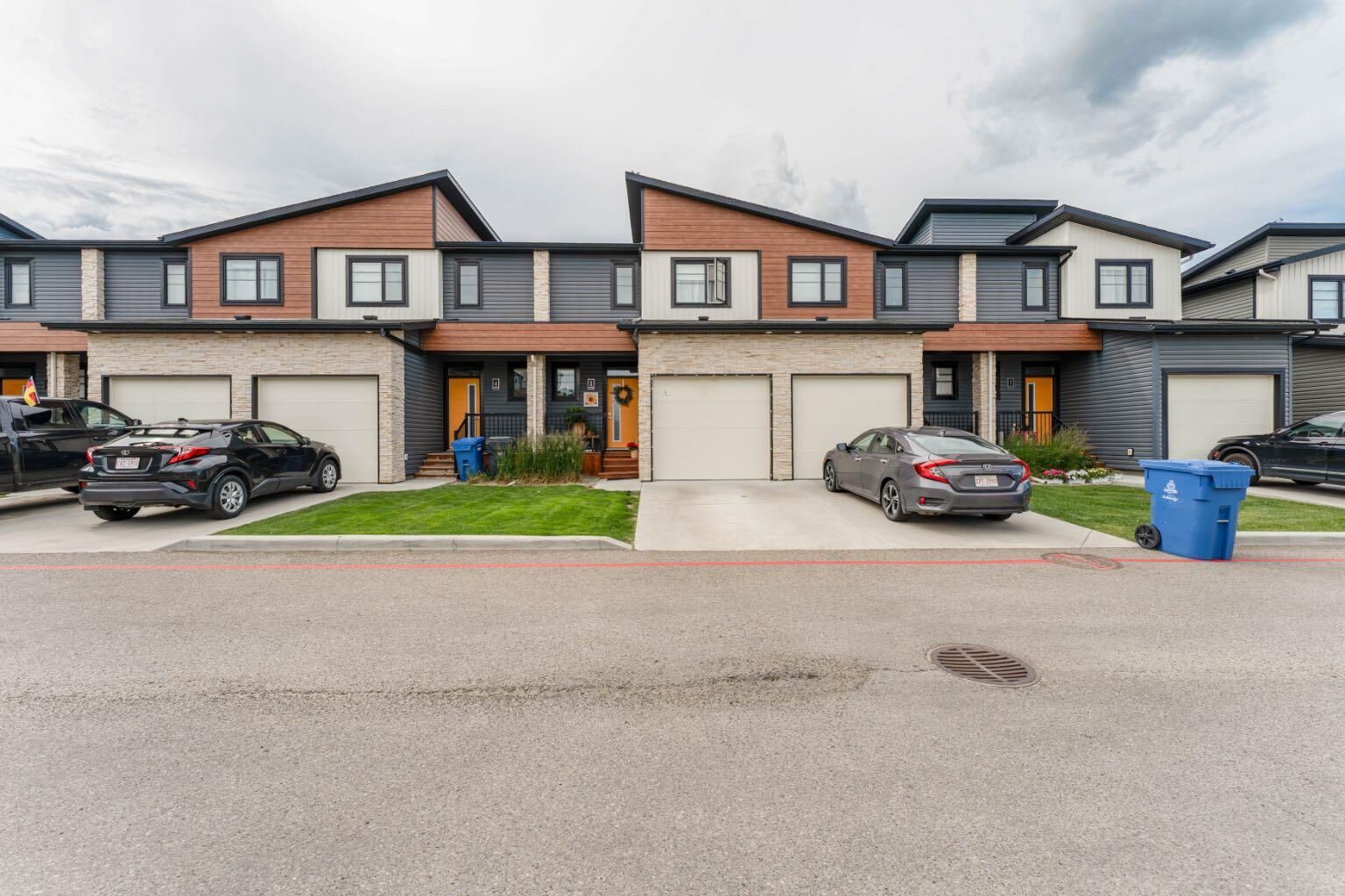 Property Photo: 490 Highlands Boulevard W 5 AB T1J 5K5