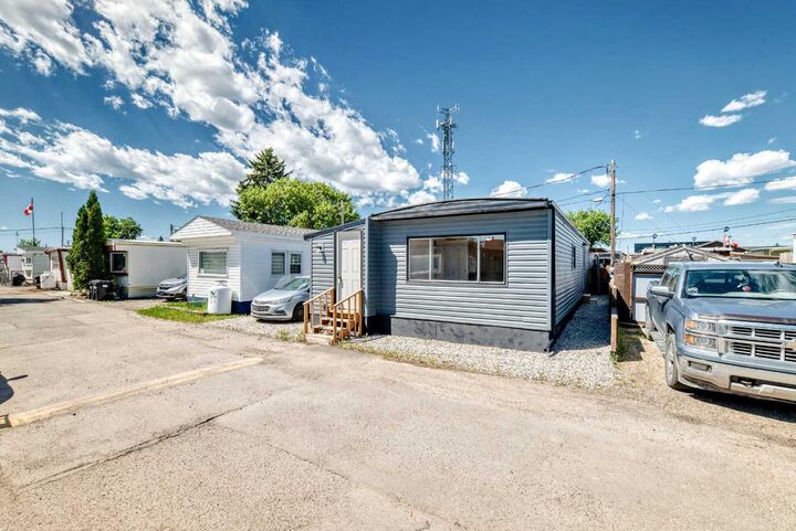 Property Photo: 2106 50 Street SE 30 AB T2B 1M7