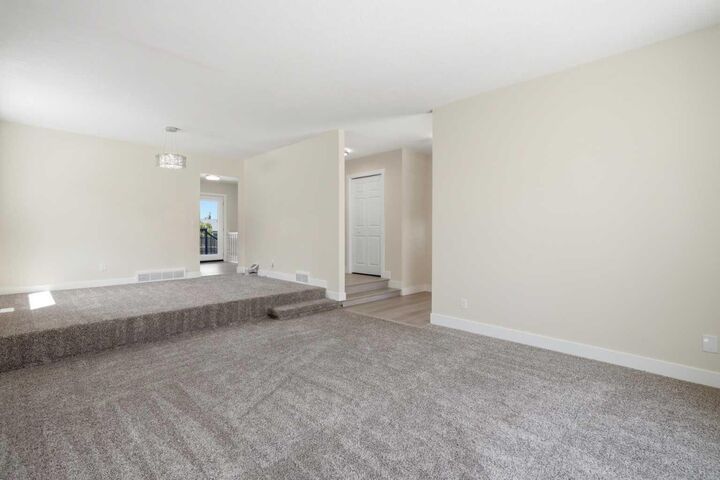 Property Photo: 43 Beaconsfield Place NW AB T3K 1W8
