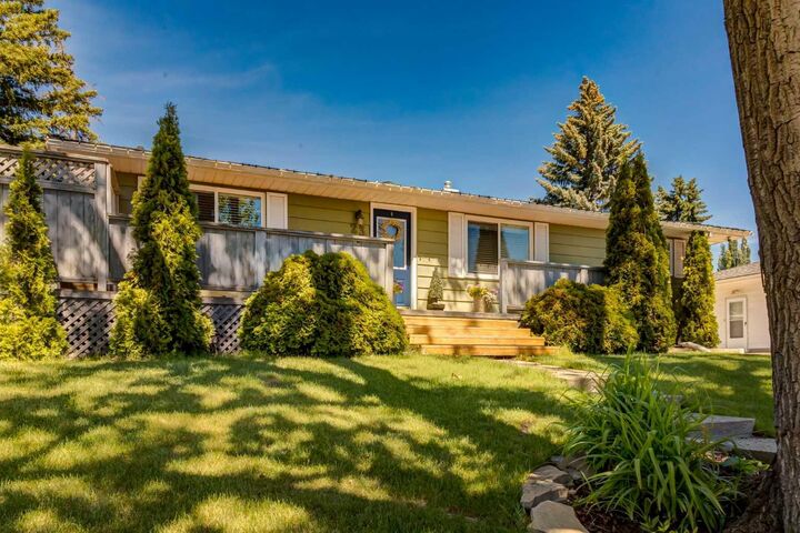 Property Photo:  23 Heston Street NW  AB T2K 2C3 