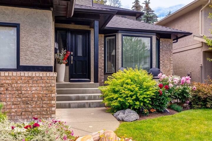 Property Photo:  367 Woodbriar Circle SW  AB T2W 6A4 