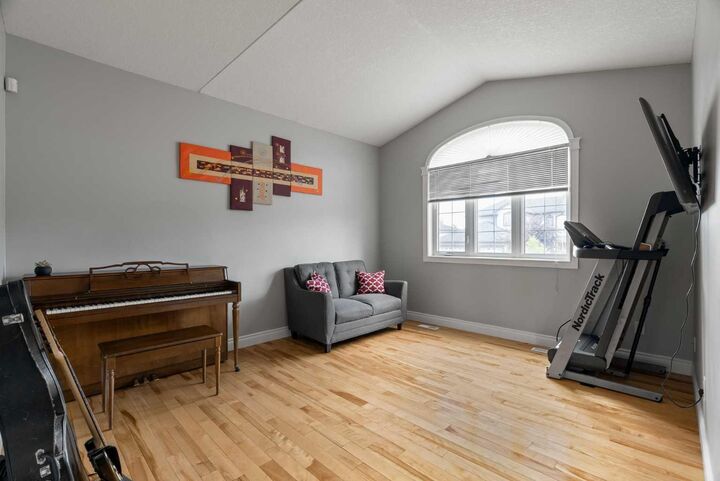 Property Photo:  169 Lindstrom Crescent  AB T9K 2N8 