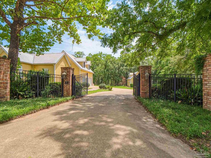 Property Photo: 73 Scribner Ave FL 32435