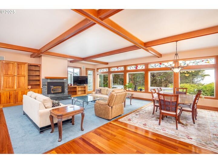 Property Photo: 1055 NW Estate Dr OR 97376