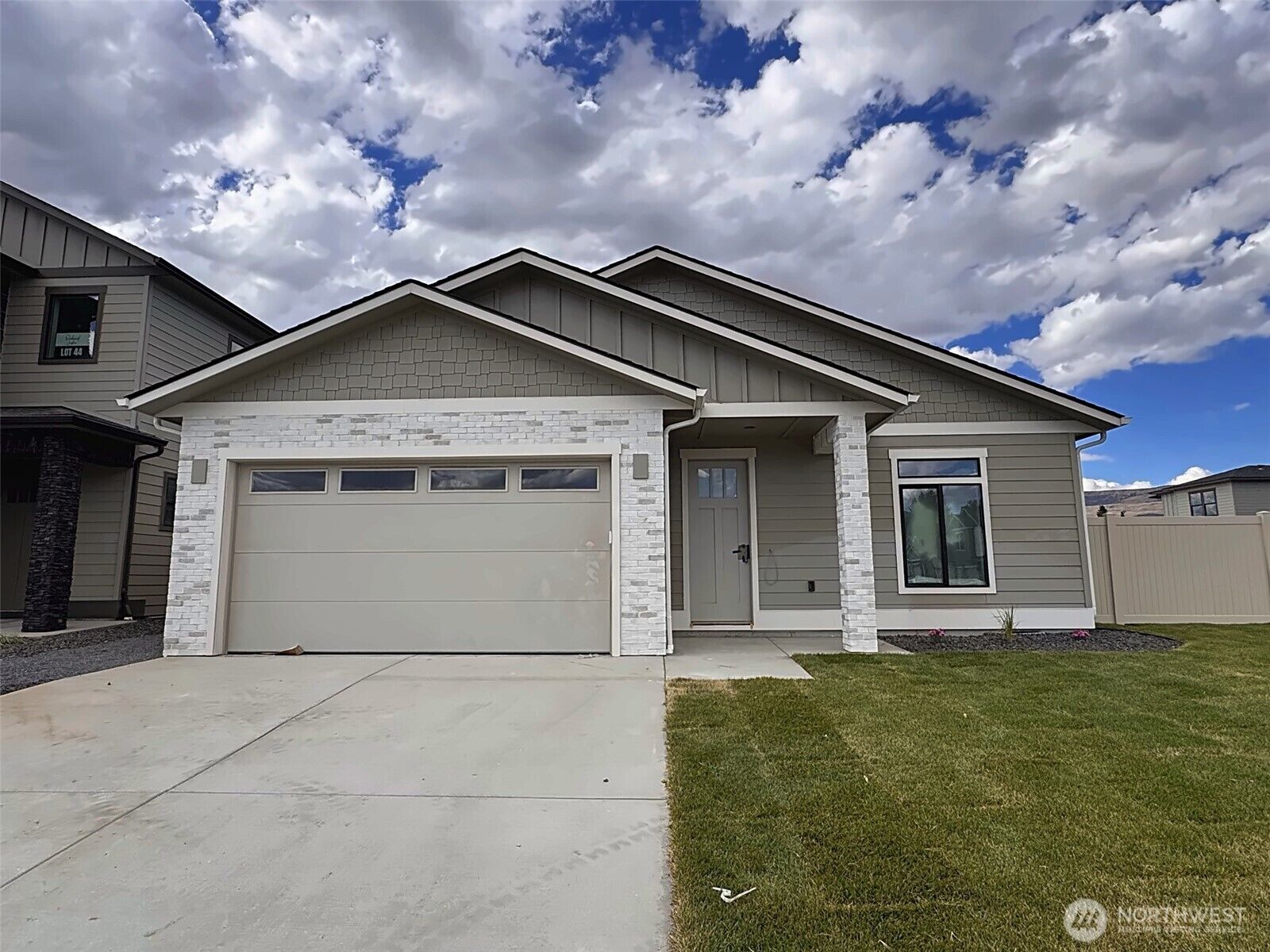 Property Photo:  581 S Oasis Loop  WA 98801 