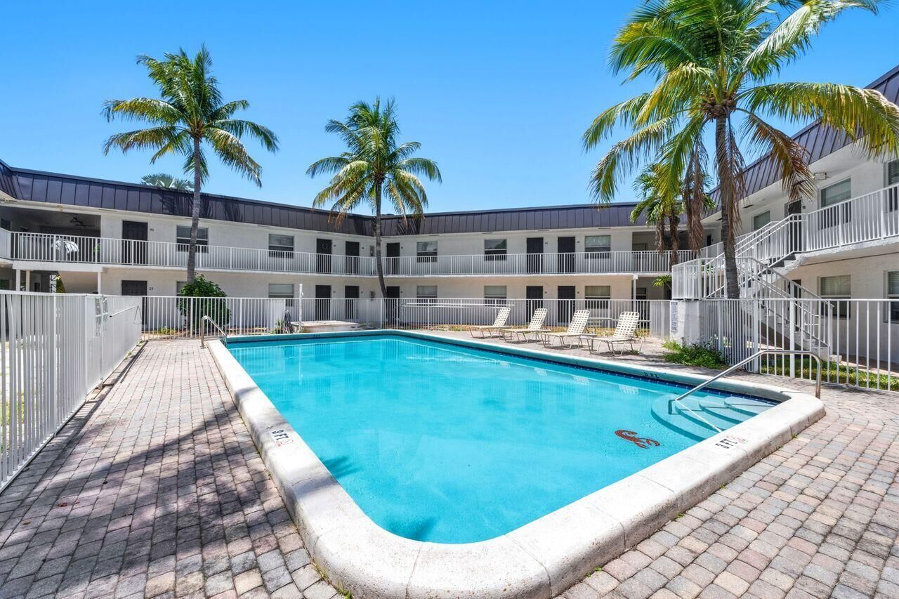 Property Photo: 1470 N Dixie Highway 43 FL 33304