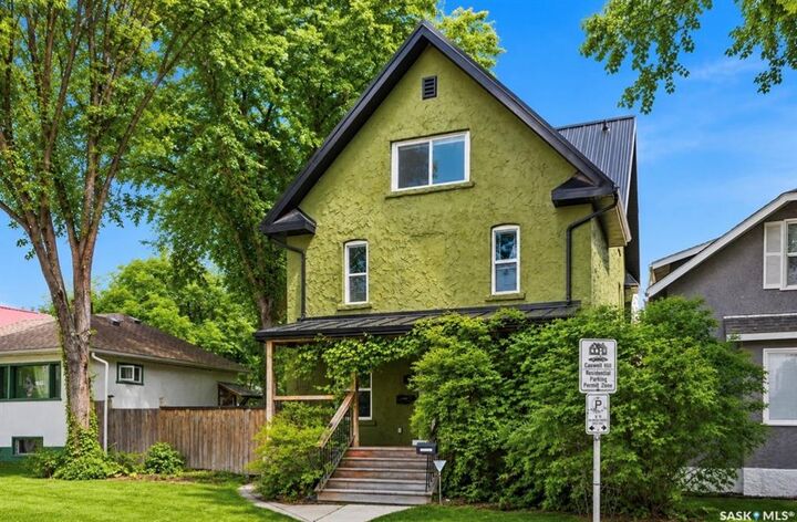 Property Photo: 212 25th Street W SK S7L 0C4