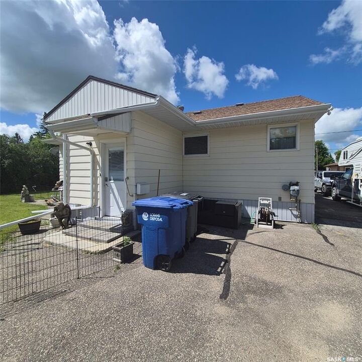 Property Photo:  807 Pacific Street  SK S0G 2B0 