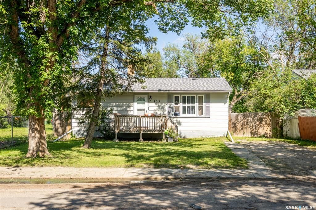 Property Photo:  725 Cameron Street  SK S4T 2S2 