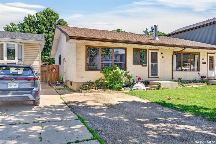 Property Photo:  2231-2233 St Andrews Avenue  SK S7M 0M4 