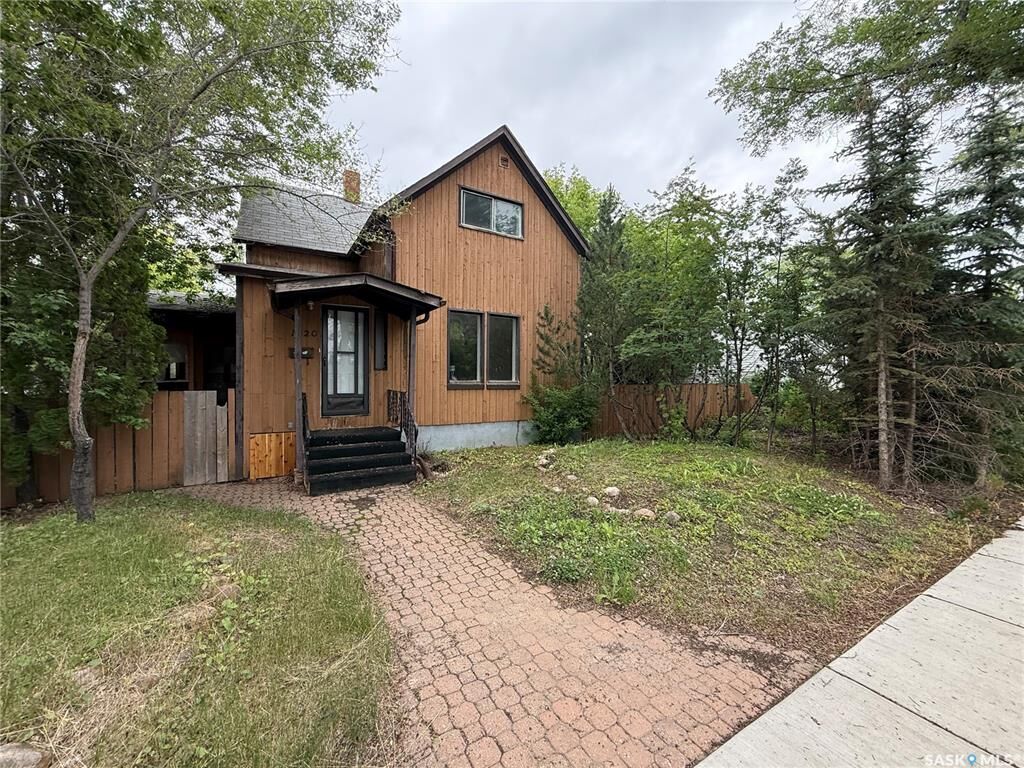 Property Photo: 1320 Lorne Avenue SK S7H 1X7
