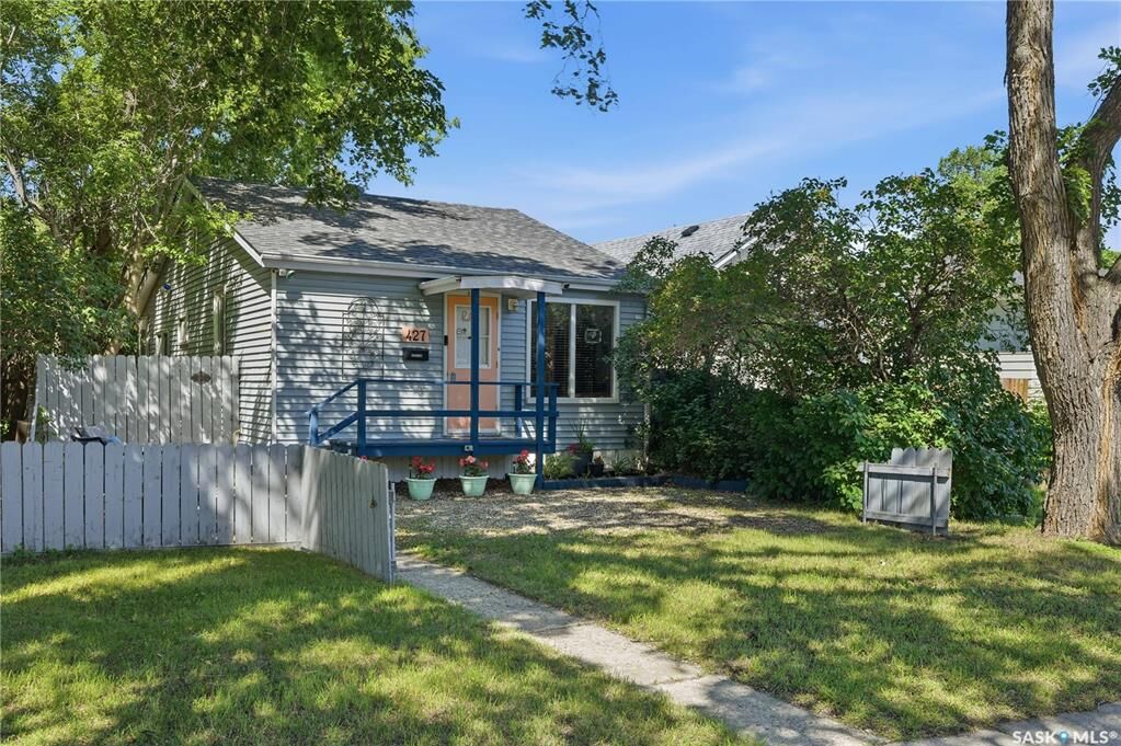 Property Photo:  427 K Avenue N  SK S7L 2M5 