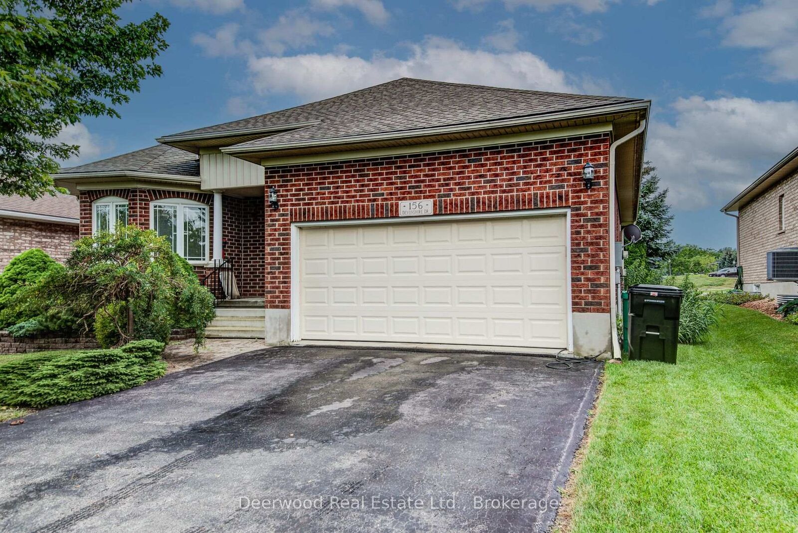 Property Photo: 156 Devonshire Drive 19 ON N3A 4J7