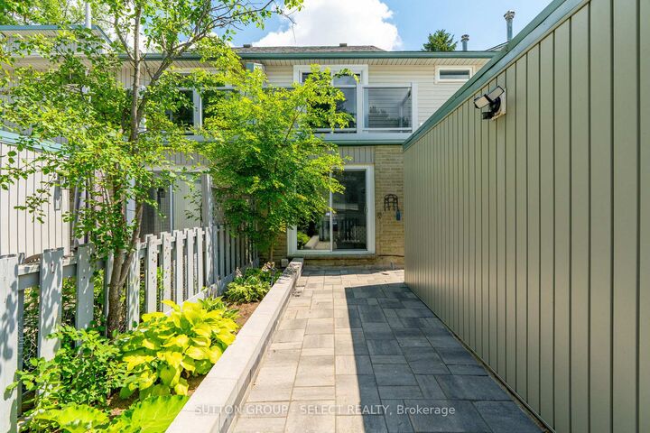 Property Photo: 665 Woodcrest Boulevard ON N6K 1P8