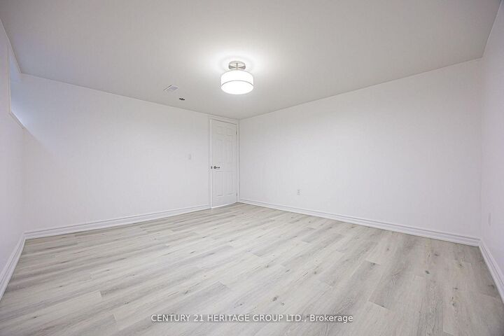 Property Photo: 60 Fairway Drive ON L4G 2H1