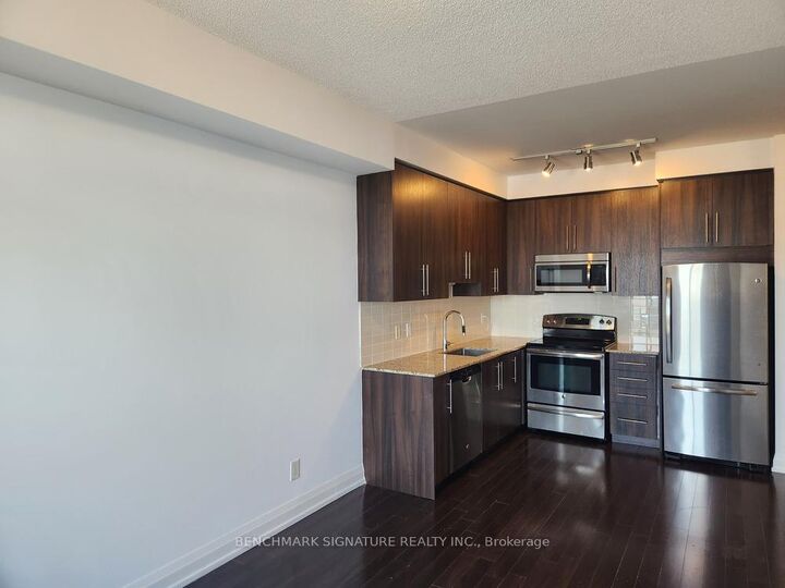 Property Photo:  7161 Yonge Street 518  ON L3T 0C8 