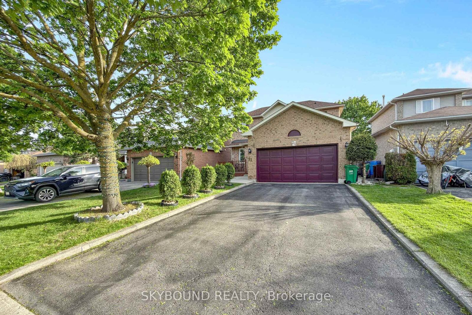 Property Photo:  21 Vivians Crescent  ON L6Y 4V1 