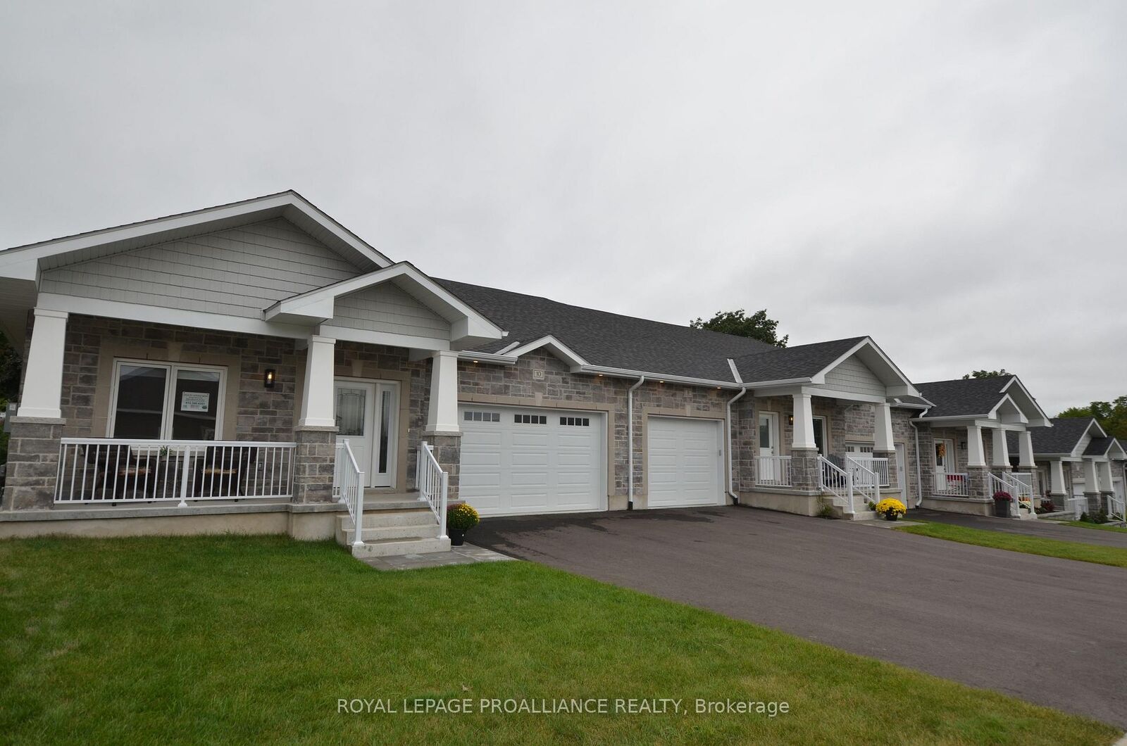 Property Photo:  31 Douglas Marshall Crescent  ON K6V 0E8 