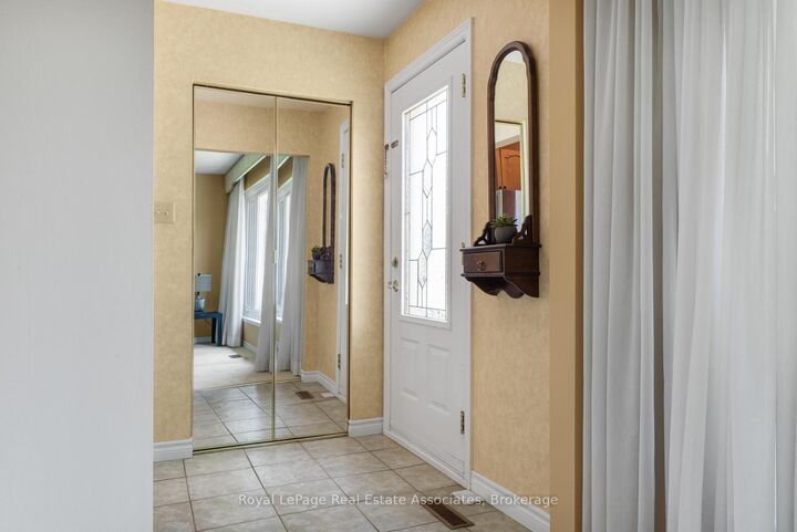 Property Photo:  572 Tedwyn Drive  ON L5A 1J9 