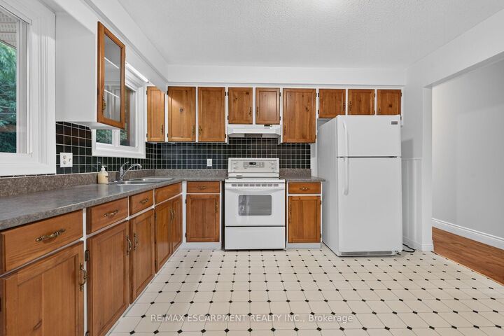 Property Photo: 19 Burns Place ON N3W 1G1