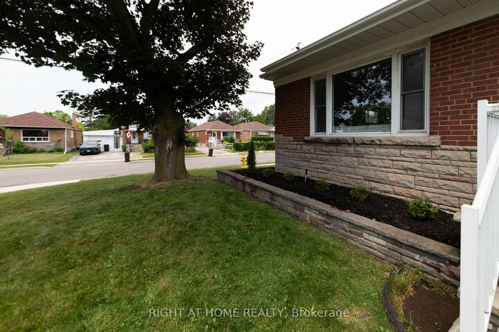 Property Photo:  2 Midholm Drive  ON M1K 3A9 