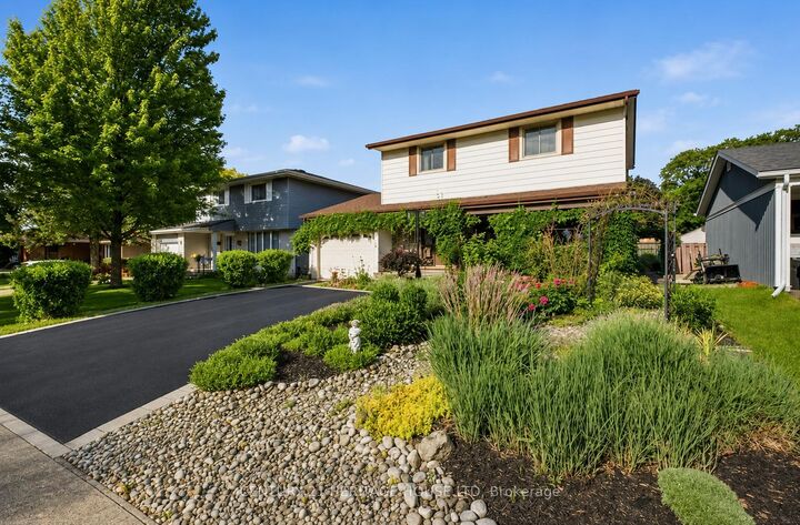 Property Photo:  106 Memorial Drive  ON N3R 5S3 