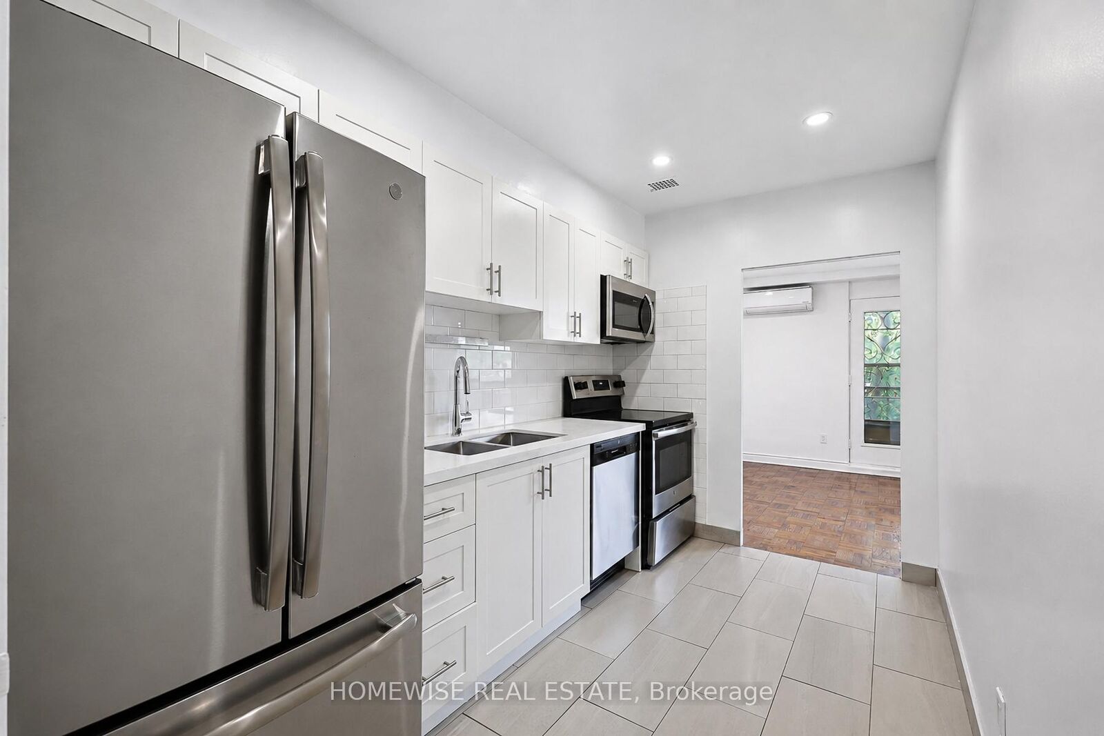 Property Photo:  2500 Bathurst Street 401  ON M6B 2Y8 