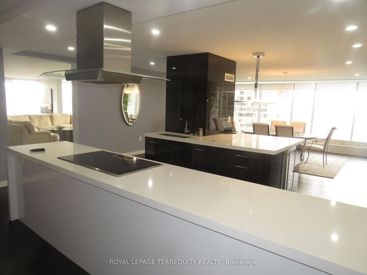 Property Photo: 2045 Lake Shore Boulevard W 3305 ON M8V 2Z6