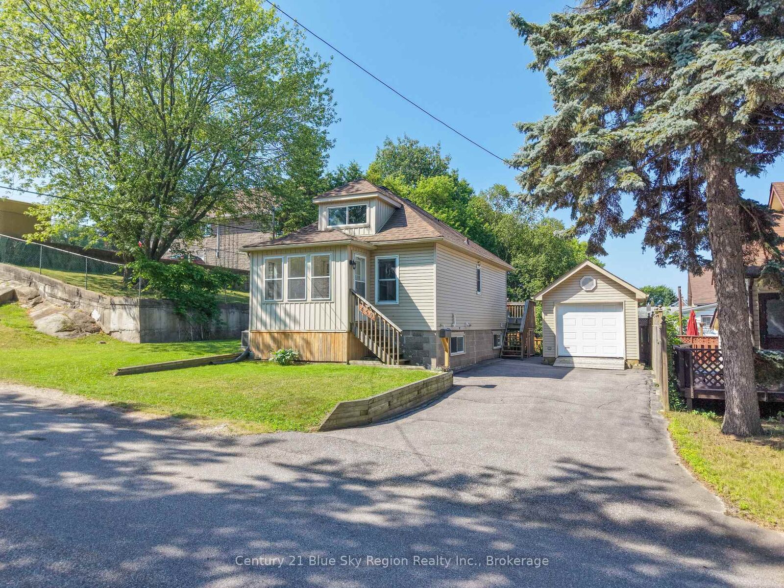 Property Photo:  459 Hardy Street  ON P1B 1S1 