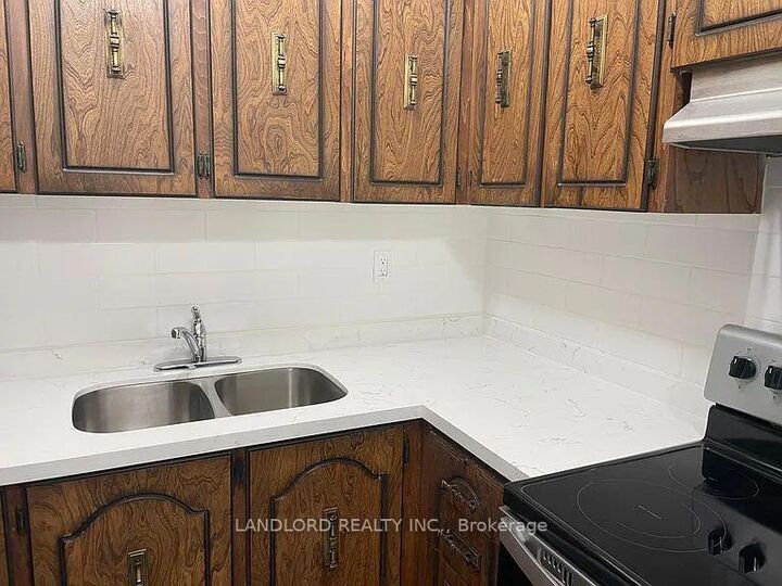 Property Photo: 73 Roncesvalles Avenue 2 ON M6R 2K6