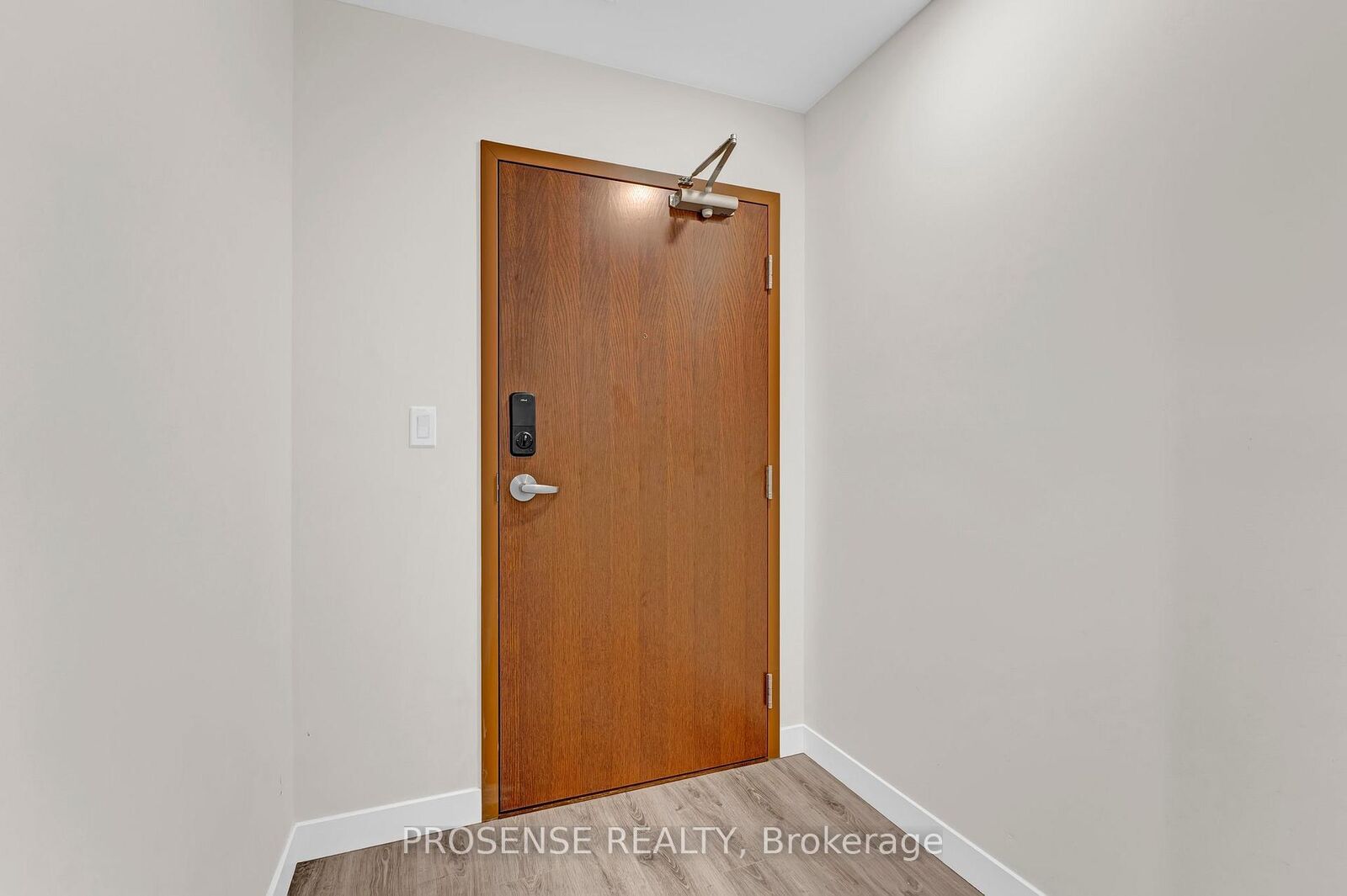 Property Photo:  60 Frederick Street 1802  ON N2H 0C7 