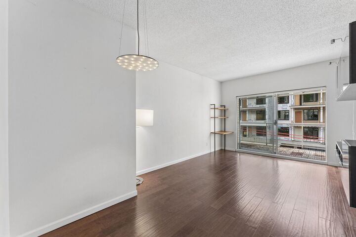 Property Photo: 827 W 16th Street 304 BC V7P 1R2