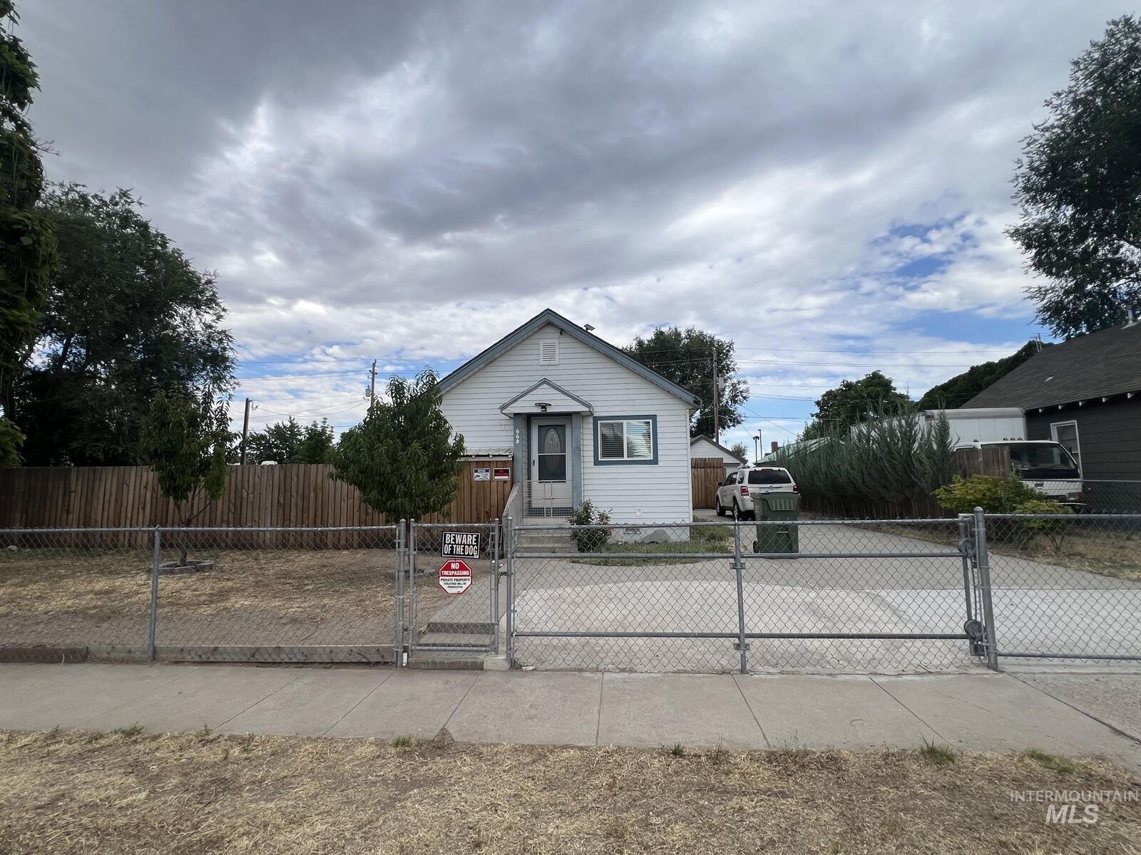 Property Photo: 668 NW 1st St OR 97914
