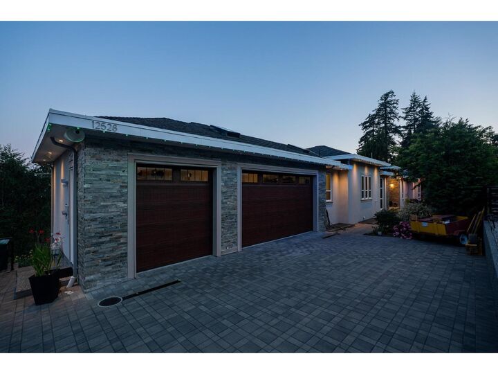 Photo de la propriété:  12528 52A Avenue  BC V3X 3K3 