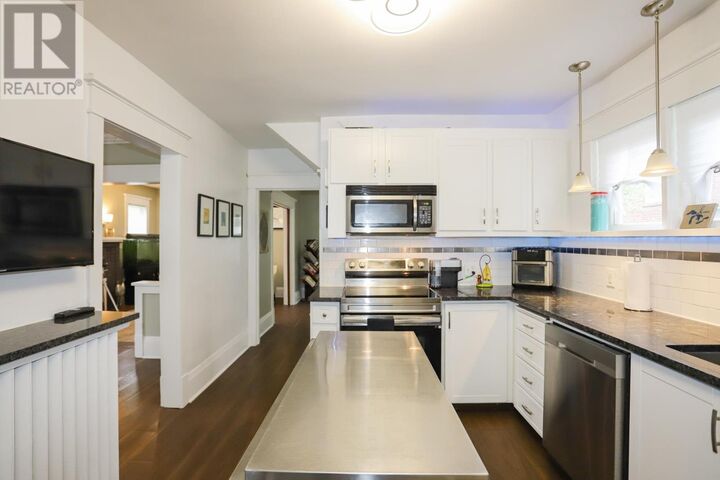 Property Photo: 951 Wellington St E ON P6A 2N8
