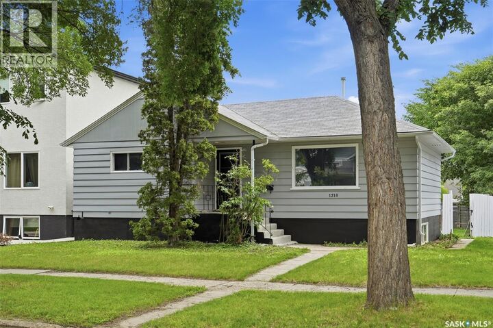 Property Photo: 1318 B Avenue N SK S7L 1G5