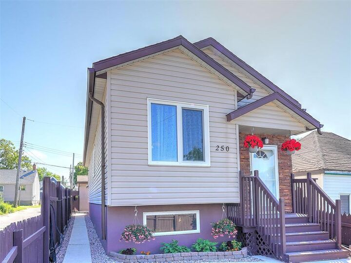 Property Photo: 250 McIntosh Avenue MB R2L 0K8