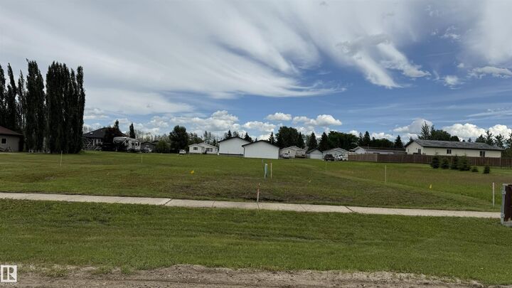 23 Woodbend — photo 1