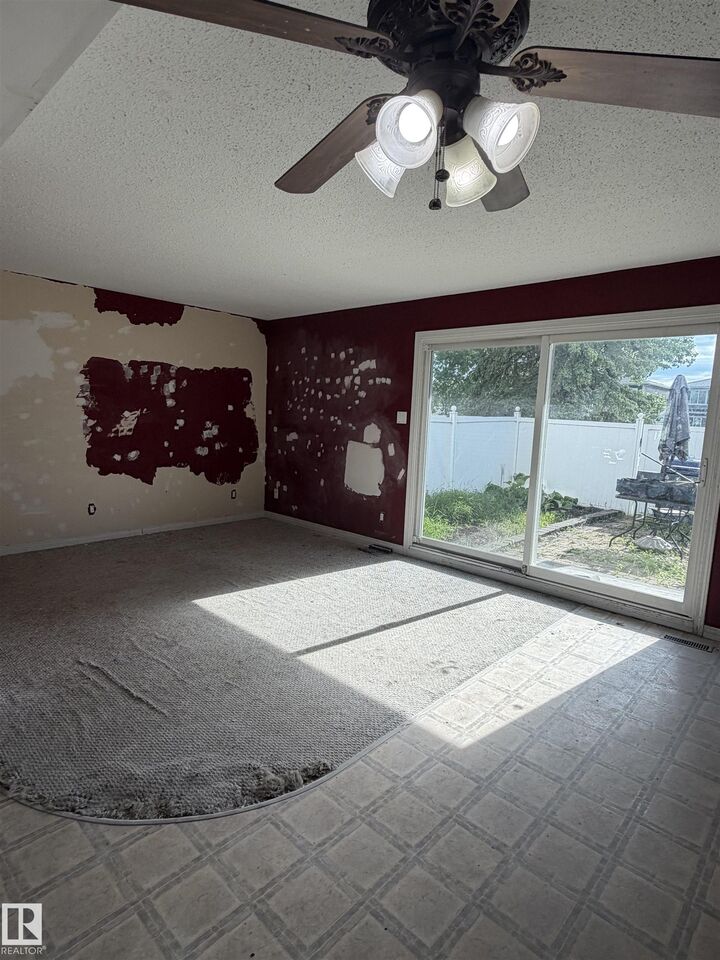 Property Photo:  11384 139 Avenue NW  AB T5X 3L4 