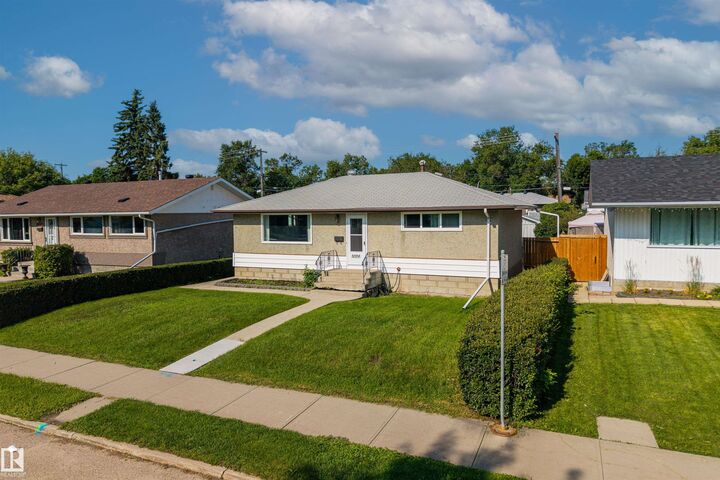 Property Photo:  10534 163 Street NW  AB T5P 3P1 