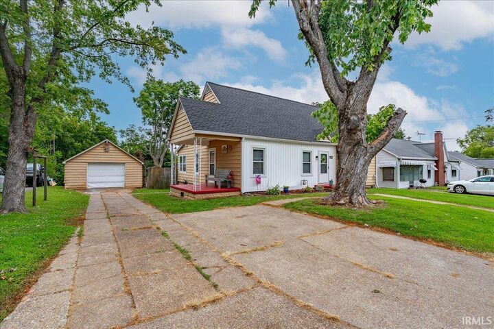 Property Photo:  609 Center Street  IN 47635-1515 