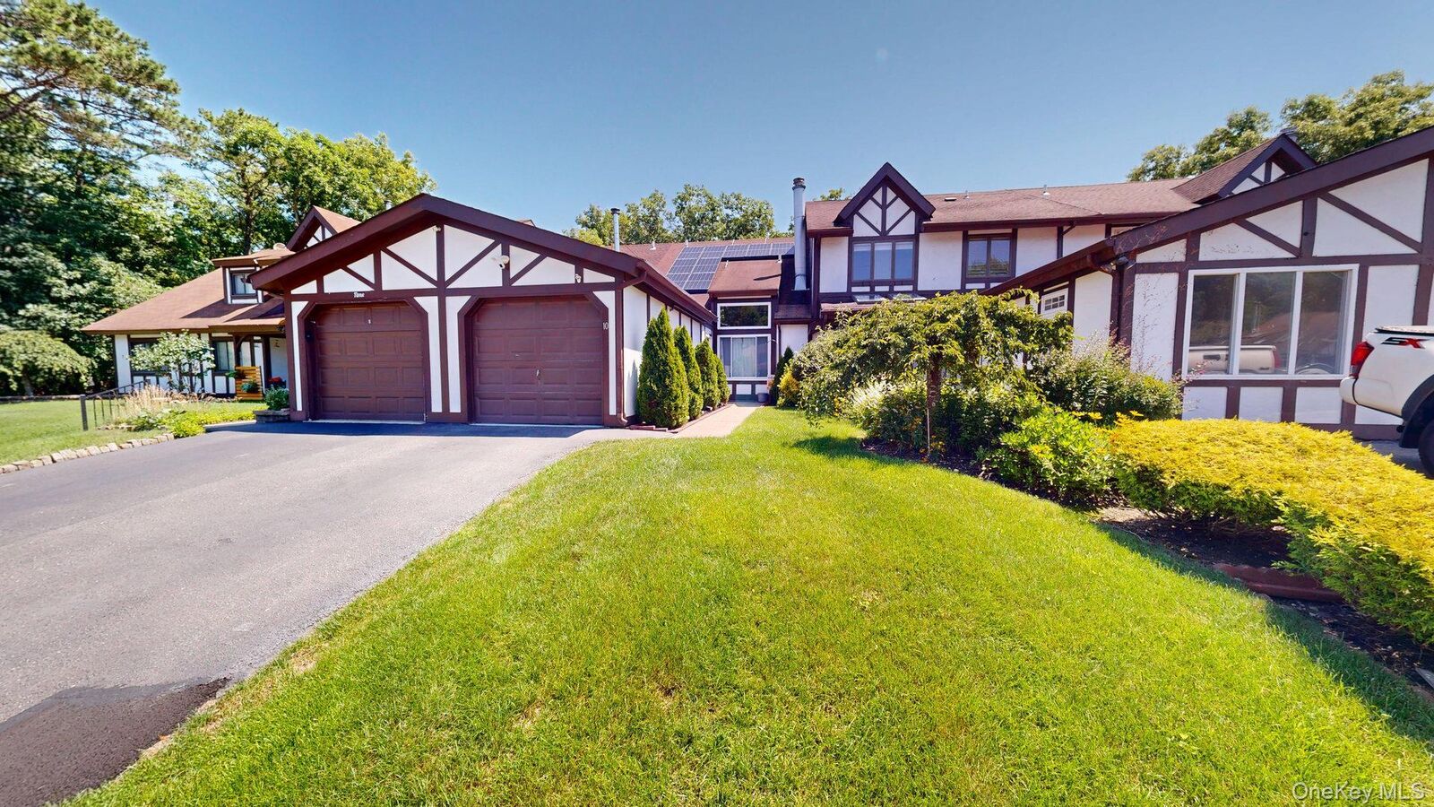 Property Photo:  10 Amesworth Court  NY 11953 