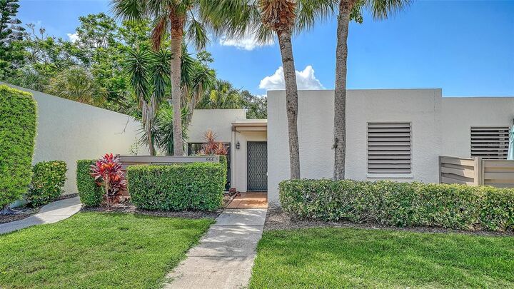 Property Photo: 664 Woodlawn Drive FL 34210