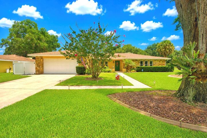 Property Photo: 902 Crestview Drive FL 33823