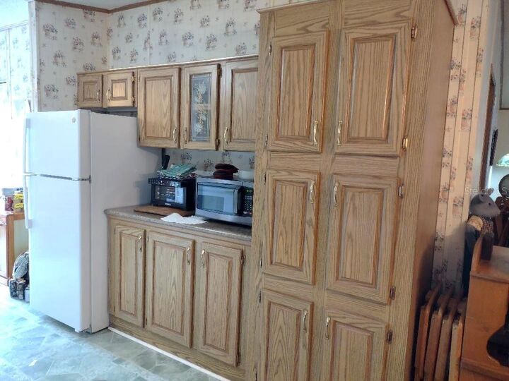 Property Photo: 1176 County Road 305 FL 32110