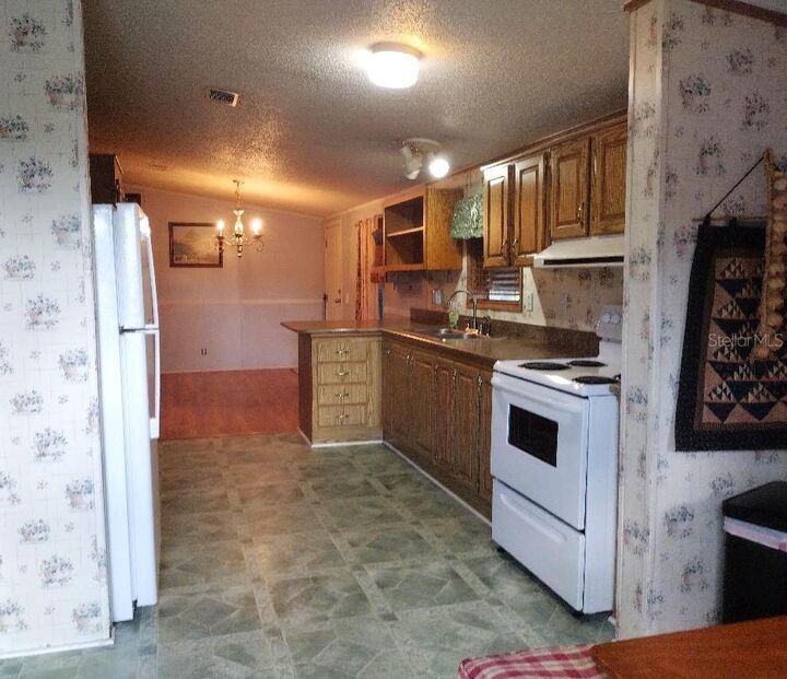 Property Photo: 1176 County Road 305 FL 32110