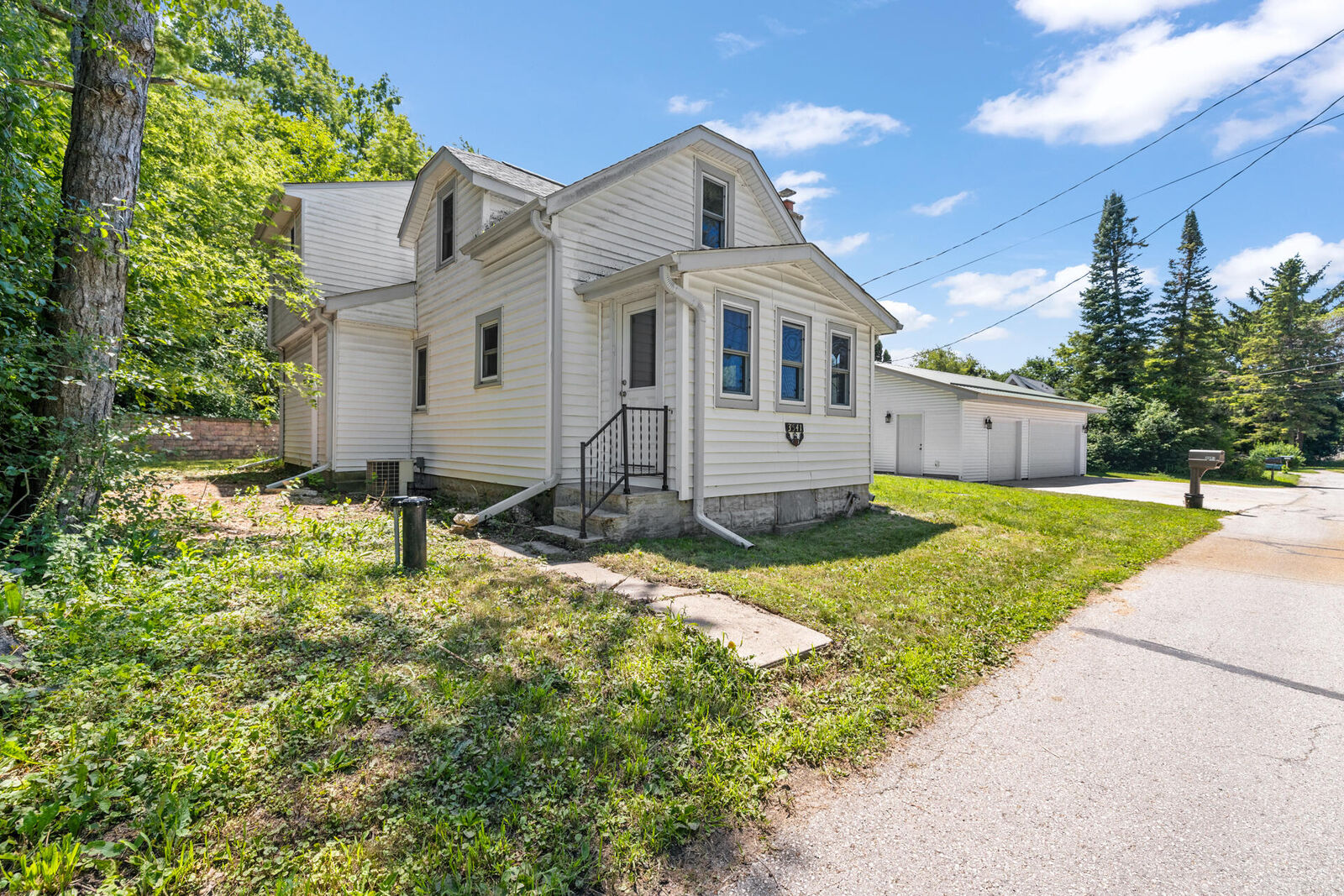 Property Photo:  3541 Circle Dr  WI 53033 