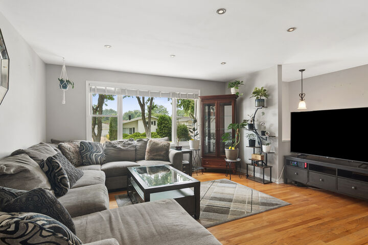 Property Photo:  117 S Evergreen Avenue  IL 60101 
