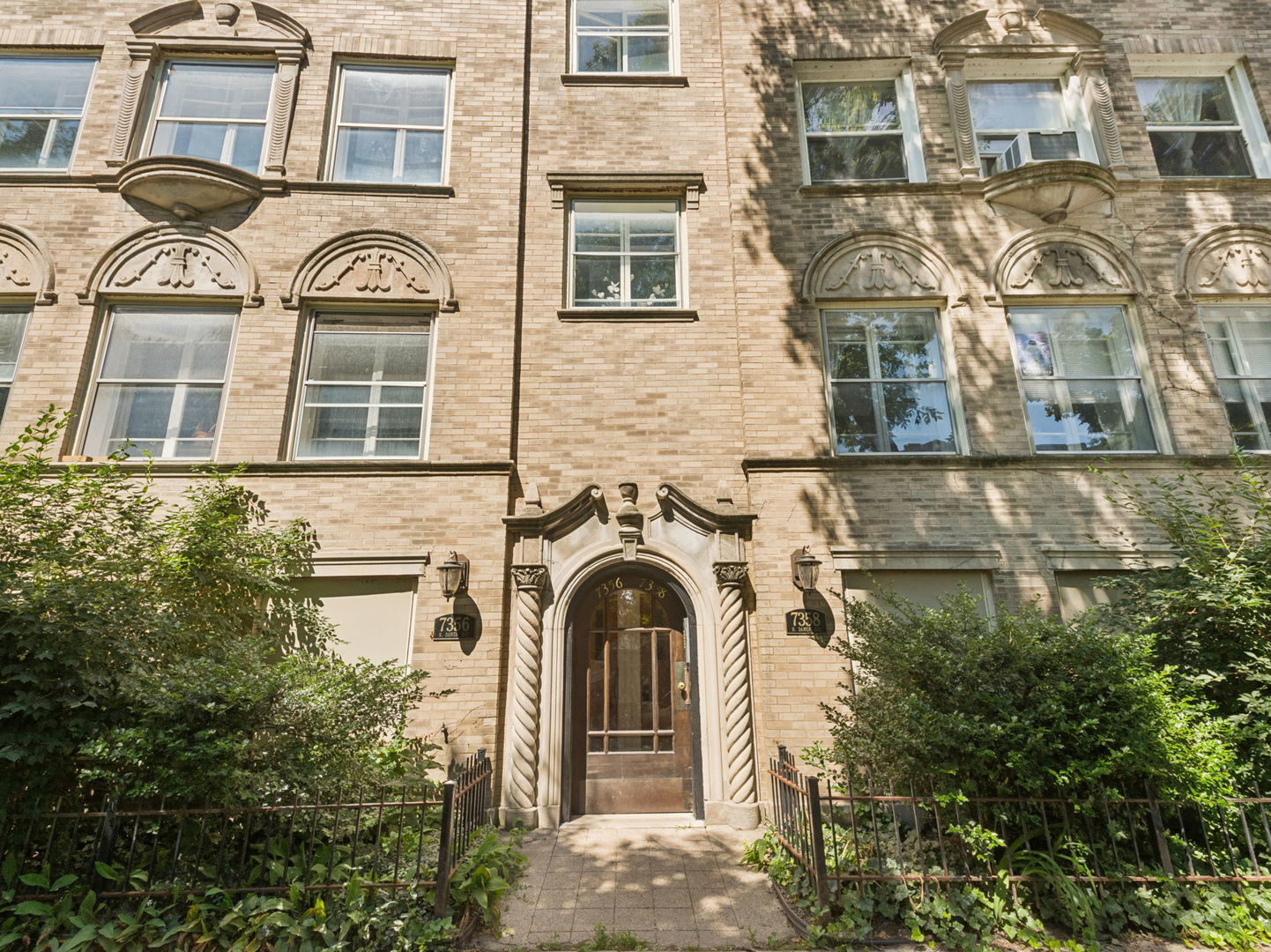 Property Photo: 7358 N Damen Avenue 2N IL 60645