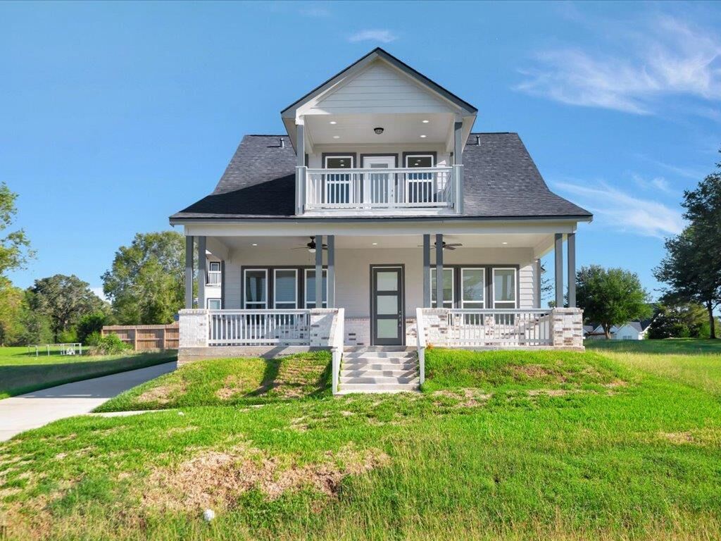 Property Photo:  345 Edgewater Drive  TX 77351 
